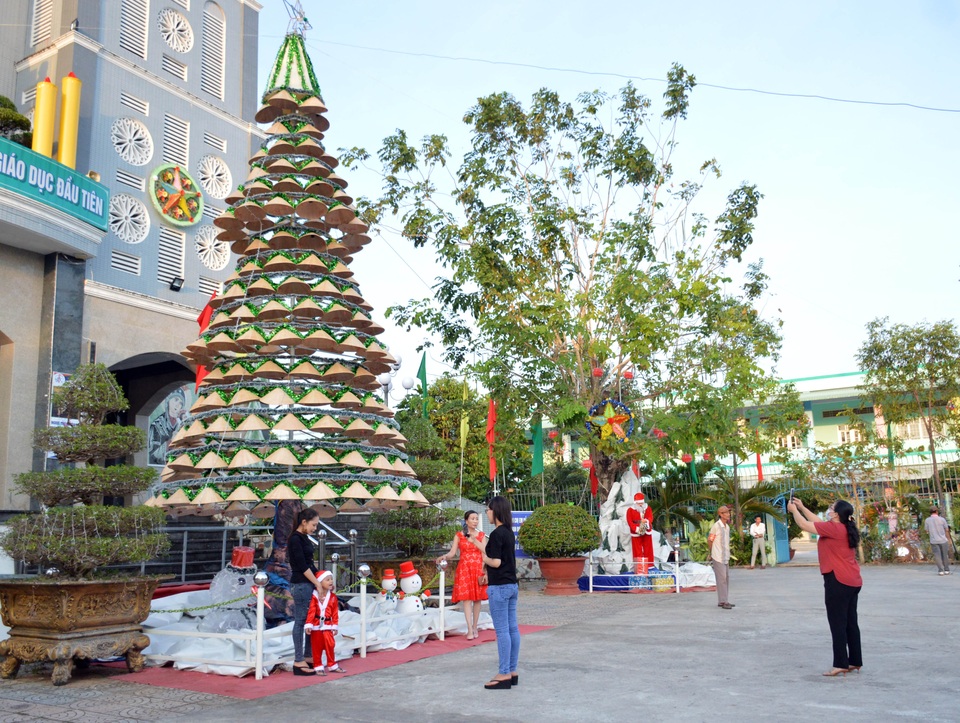 Các nhà thờ trang trí bắt mắt, đường phố đông nghịt người vui chơi đêm Noel - 35 Các nhà thờ trang trí bắt mắt, đường phố đông nghịt người vui chơi đêm Noel - 35