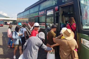 Phụ thu 60% sau Tết, nhiều nhà xe vẫn “cháy vé”