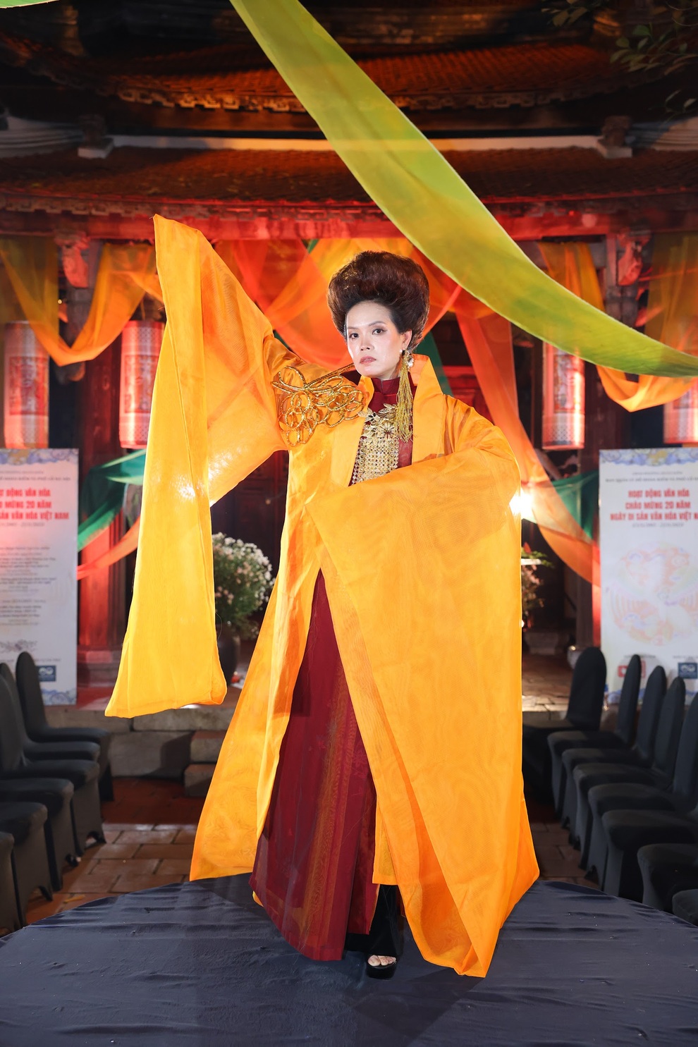 Modelul Thuy Ma Cay: O mamă de 50 de ani încă își etalează Ao Dai - 1 Người mẫu Thuỷ Ma Cây: Mẹ bỉm U50 vẫn trình diễn áo dài - 1