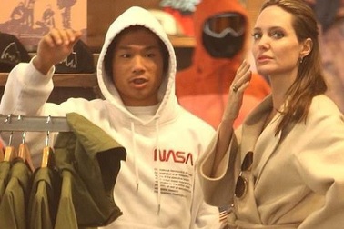 Angelina Jolie đưa Pax Thiên đi mua quà Giáng sinh giữa "lùm xùm" mâu thuẫn với Brad Pitt