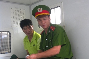 Di lý đối tượng “truy sát cả gia đình” về chịu tội