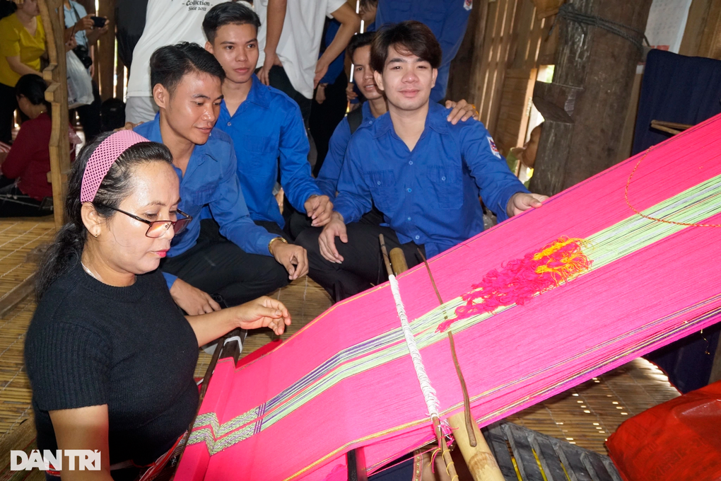 Gắn bảo tồn văn hóa vùng đồng bào với phát triển du lịch - 2 Gắn bảo tồn văn hóa vùng đồng bào với phát triển du lịch - 2