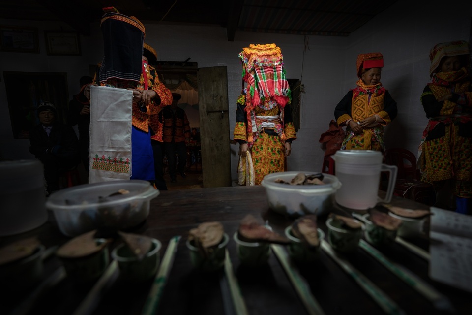 Lễ cưới người Dao: Cô dâu chém hình nhân, thay y phục trước cổng nhà chồng - 9 Lễ cưới người Dao: Cô dâu chém hình nhân, thay y phục trước cổng nhà chồng - 9