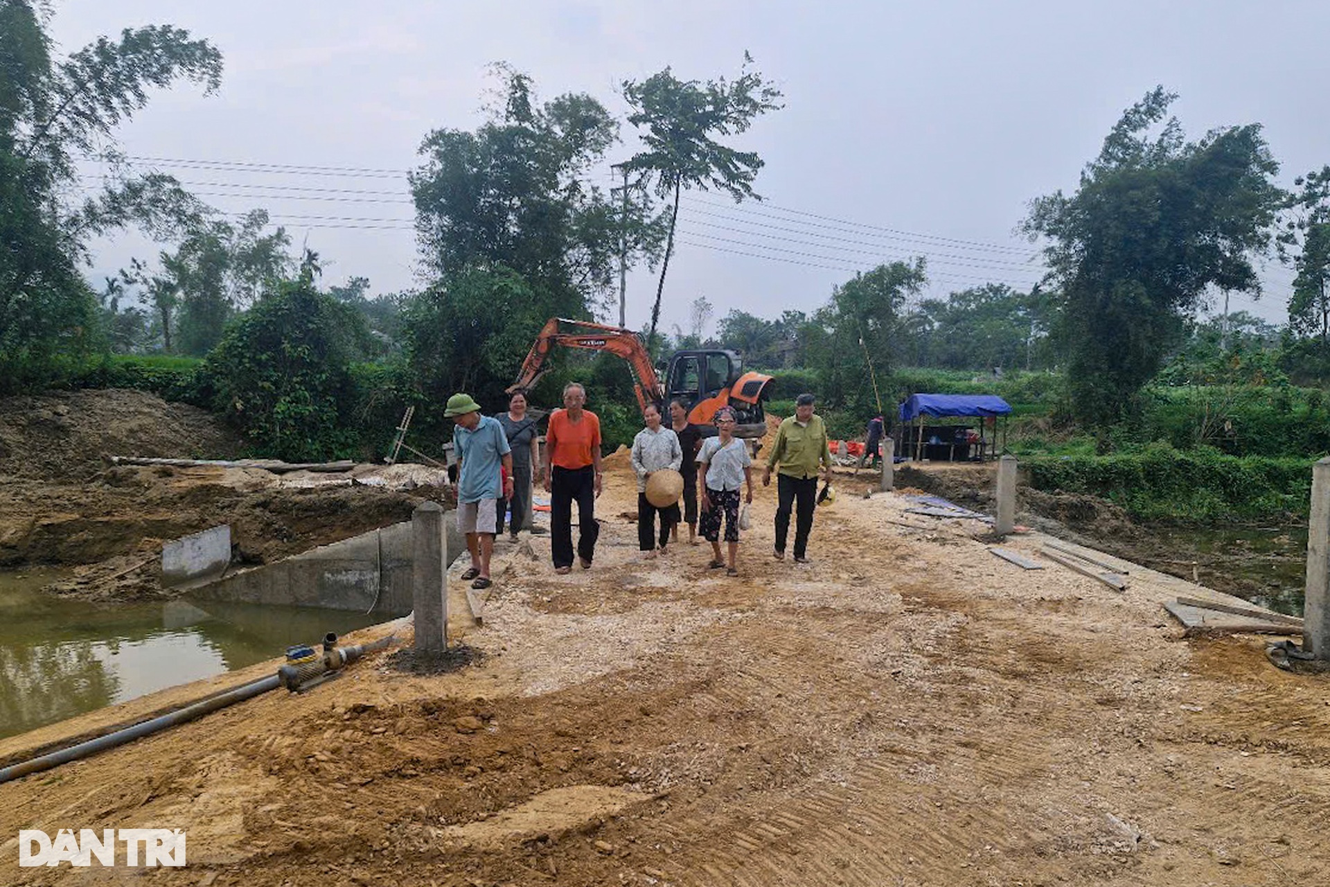 Cầu Dân trí thôn Trang Thành sắp hoàn thiện, nối đôi bờ con suối dữ - 1 Cầu Dân trí thôn Trang Thành sắp hoàn thiện, nối đôi bờ con suối dữ