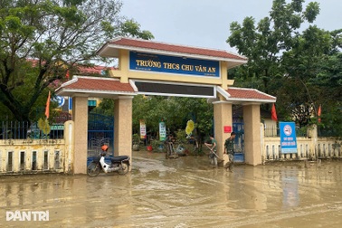Huế tiếp tục cho học sinh nghỉ, trường vừa dọn xong lại có nguy cơ ngập
