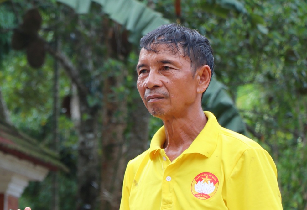 Ông bố chịu tiếng bán con, mong "tộc người ngủ ngồi" vượt khỏi rừng sâu