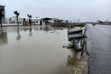 Bộ GTVT ra công văn hỏa tốc vụ doanh nghiệp "băm nát" hành lang giao thông