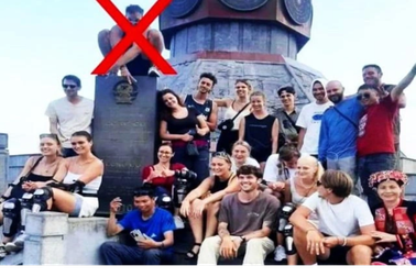 Sở Văn hóa Hà Giang lên tiếng vụ khách Tây ngồi lên bia khắc hình Quốc huy