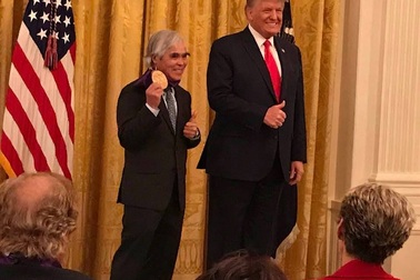 Nhiếp ảnh gia gốc Việt được Tổng thống Trump trao Huân chương nghệ thuật