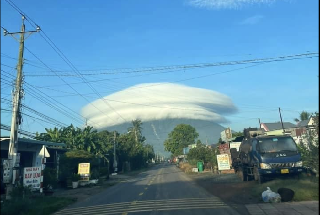 Decoding the phenomenon of clouds on Ba Den Mountain resembling UFOs