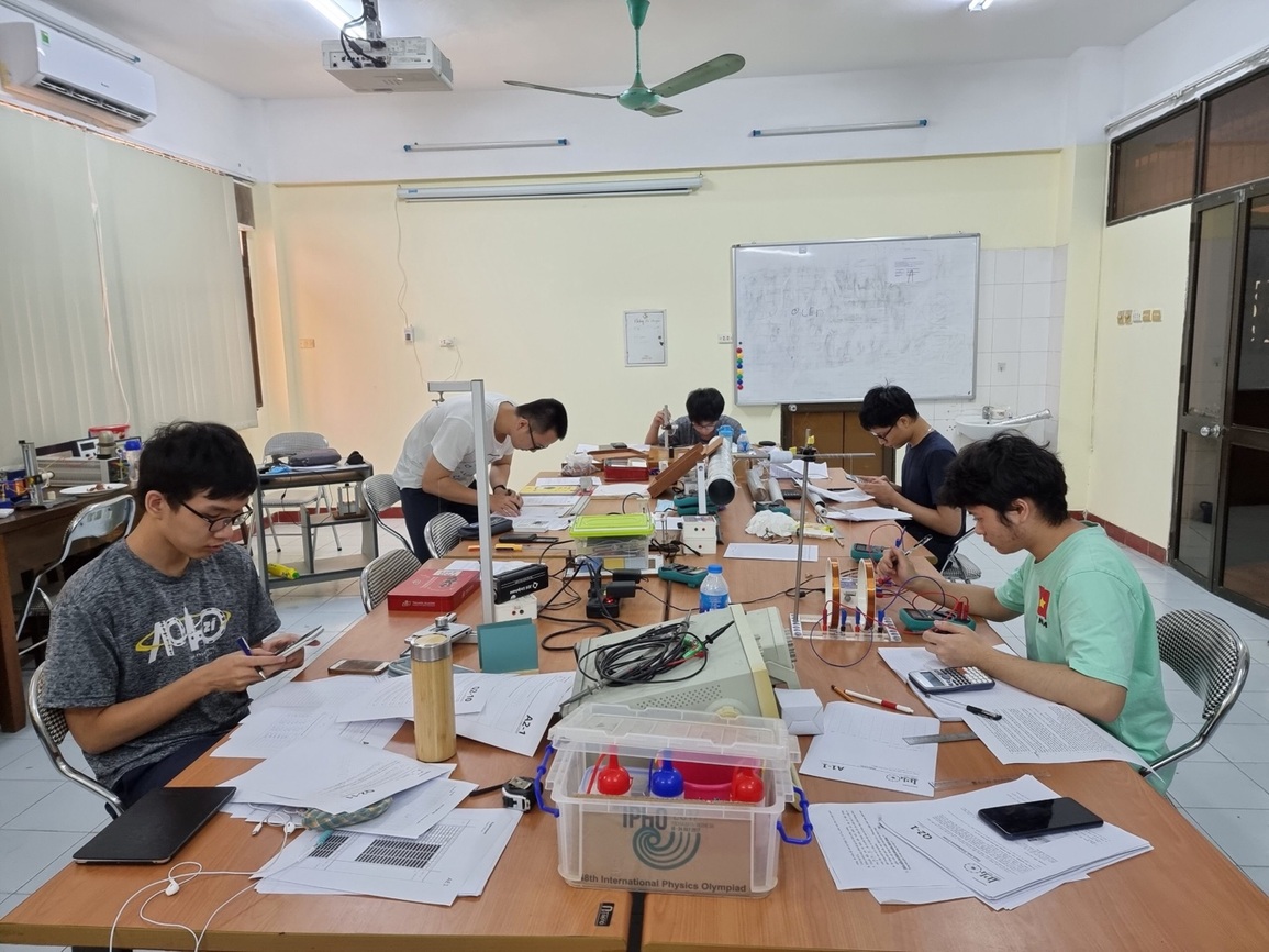 Cựu học sinh chuyên Lý trường Ams một năm đoạt 3 Huy chương Vàng - 4 Cựu học sinh chuyên Lý trường Ams một năm đoạt 3 Huy chương Vàng - 4
