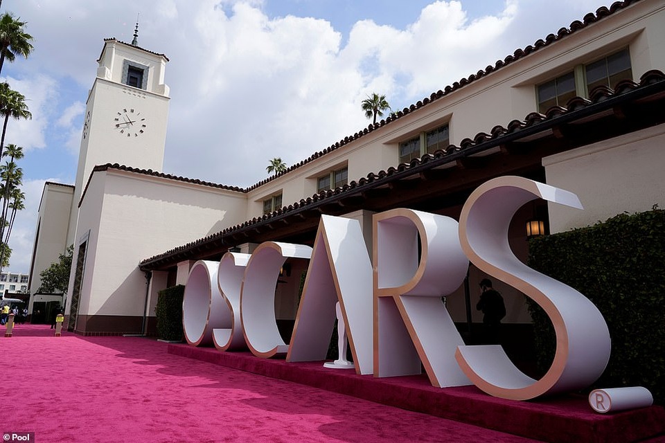Minh tinh Hollywood mặc váy khoe ngực phẳng lì trên thảm đỏ Oscar 2021 - 34 Minh tinh Hollywood mặc váy khoe ngực phẳng lì trên thảm đỏ Oscar 2021 - 34