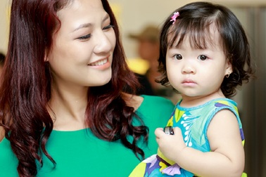 Hoa hậu Trần Thị Quỳnh ngọt ngào bên con gái