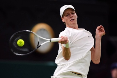 Alcaraz chiến đấu cật lực, Sinner nhẹ nhàng thắng vòng 3 Wimbledon