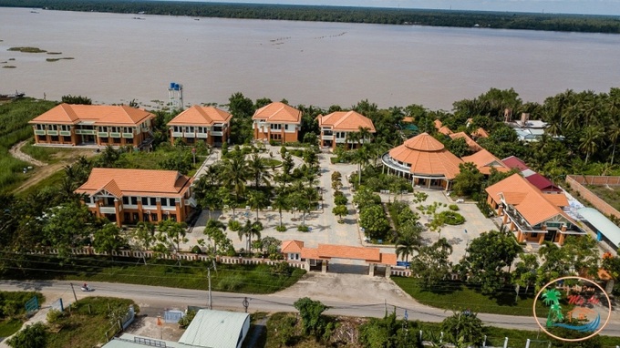 Với lợi thế nằm sát bờ sông Hàm Luông, có phong cảnh đẹp, không khí mát mẻ, trong lành, nơi đây rất thích hợp cho người có công nghỉ dưỡng và tham quan.