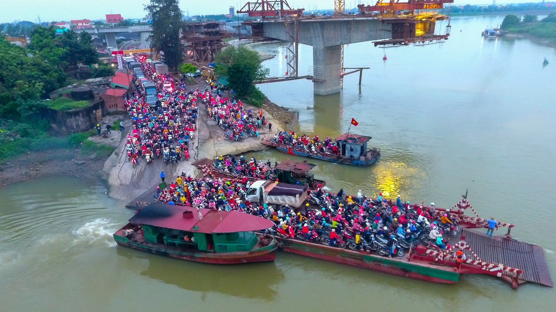 Hải Dương: Hàng ngàn người ùn ùn đợi phà giữa thời dịch Covid-19 - 19 Hải Dương: Hàng ngàn người ùn ùn đợi phà giữa thời dịch Covid-19 - 19