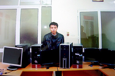 Đột nhập vào văn phòng công ty trộm máy tính