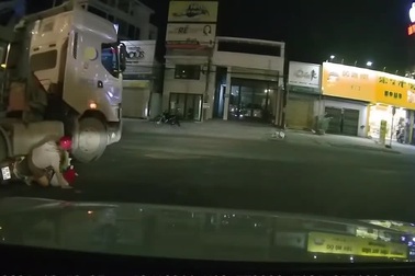 Mẹ chở con nhỏ suýt bị xe ben chạy ẩu cán trúng