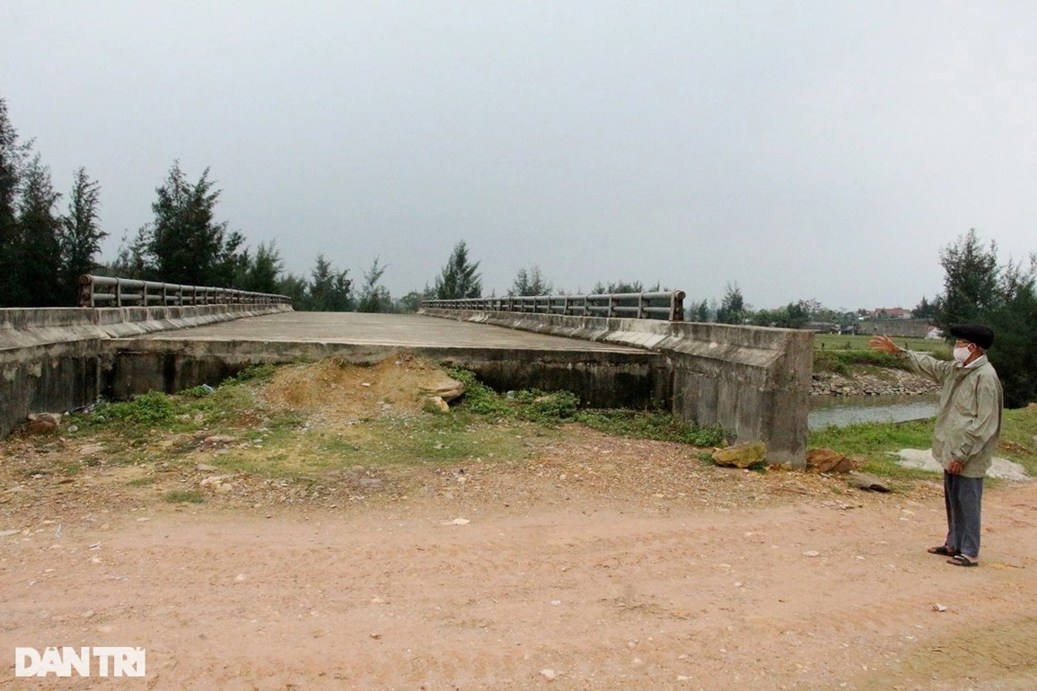 Cận cảnh cây cầu hơn 12 tỷ đồng bị lãng quên suốt 5 năm - 5 Cận cảnh cây cầu hơn 12 tỷ đồng bị lãng quên suốt 5 năm - 5