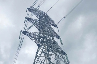 Nam thanh niên rơi từ cột điện xuống đất tử vong