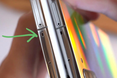 Sự thật phía sau “cái lỗ” bí ẩn trên Samsung Galaxy Note 10