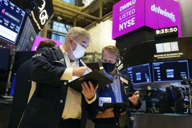 Giá dầu tụt mốc 100 USD/thùng, chứng khoán Mỹ tăng mạnh