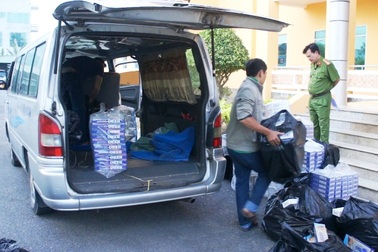 Bắt giữ xe ô tô ở bãi đất trống chứa 10.000 bao thuốc lá nhập lậu