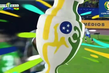 Thiago Silva đánh đầu đưa bóng chệch khung thành Bolivia