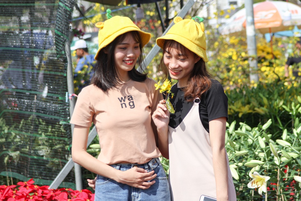 Du khách xúng xính “check-in” chợ hoa xuân Đà Nẵng - 4 Du khách xúng xính “check-in” chợ hoa xuân Đà Nẵng - 4