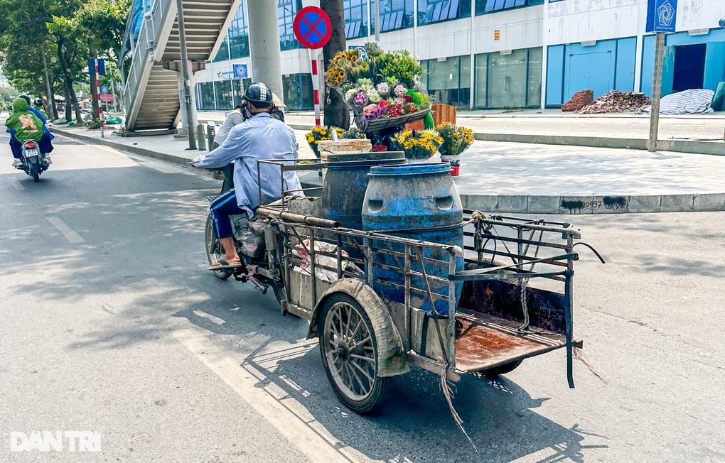 Xe máy chở hàng chất cao như núi nghênh ngang trên đường phố Hà Nội - 7 Xe máy chở hàng chất cao như núi nghênh ngang trên đường phố Hà Nội - 7