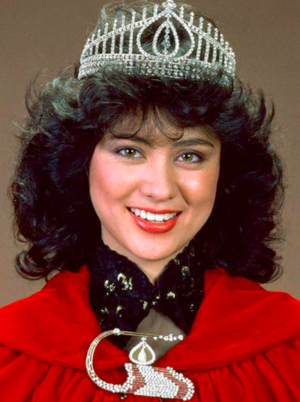 Ngọn lửa tình yêu của “Hoa hậu lai đẹp nhất Hong Kong” và Hồng Kim Bảo - 1 Ngọn lửa tình yêu của “Hoa hậu lai đẹp nhất Hong Kong” và Hồng Kim Bảo - 1