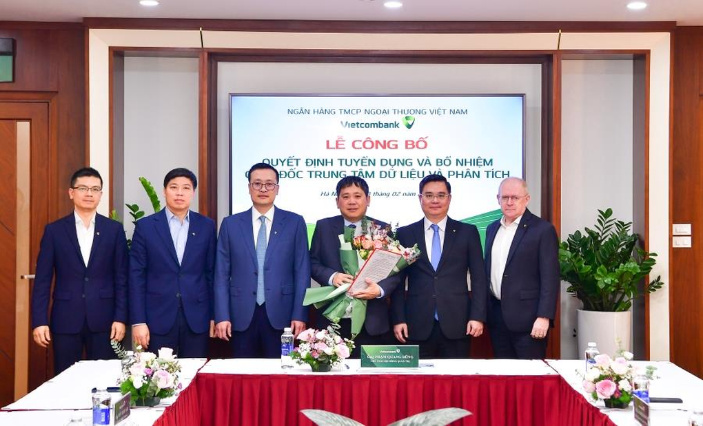 Vietcombank công bố quyết định nhân sự tại trụ sở chính - 2 Vietcombank công bố quyết định nhân sự tại trụ sở chính - 2