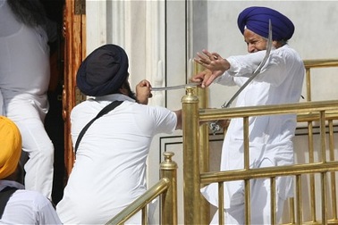 Ấn Độ: Đọ kiếm ở Đền Vàng, 10 người bị thương