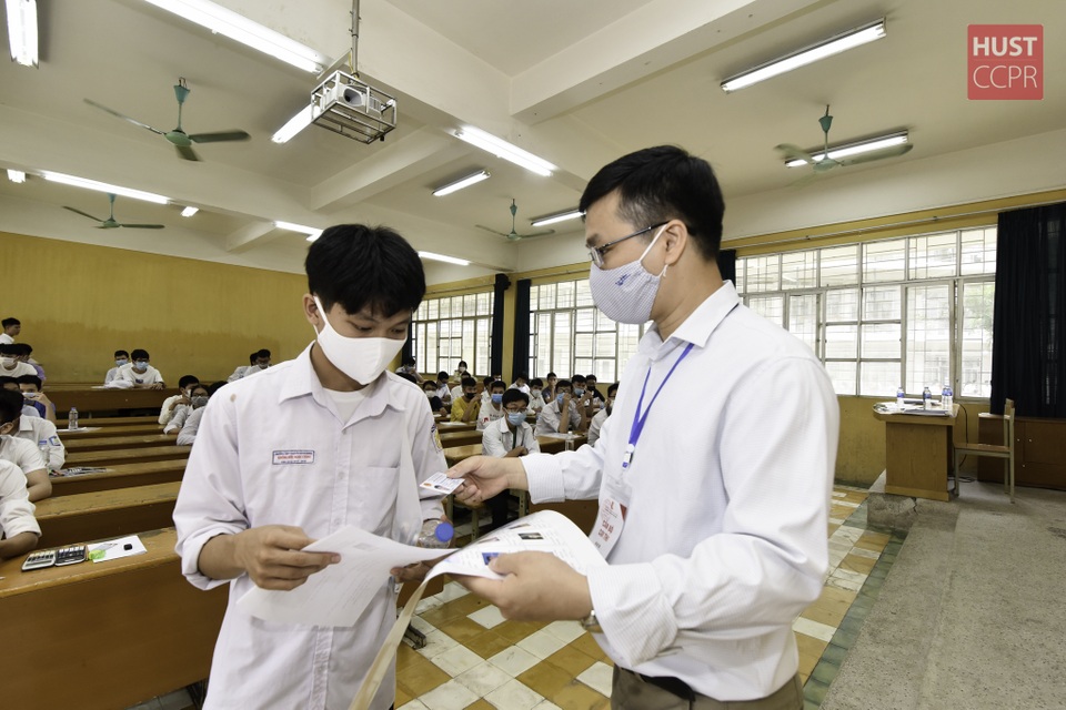 Thí sinh háo hức tham dự Bài kiểm tra tư duy vào trường ĐH Bách khoa Hà Nội - 9 Thí sinh háo hức tham dự Bài kiểm tra tư duy vào trường ĐH Bách khoa Hà Nội - 9