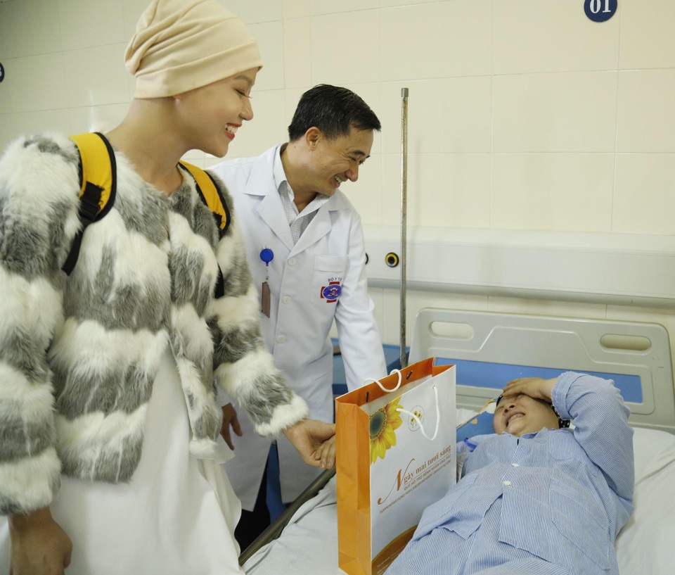 Hoa khôi truyền cảm hứng Thuỷ Tiên tươi tắn tặng quà cho người bệnh trước giờ truyền hoá chất - 2 Hoa khôi truyền cảm hứng Thuỷ Tiên tươi tắn tặng quà cho người bệnh trước giờ truyền hoá chất - 2