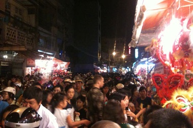 Bất an “phố lồng đèn”