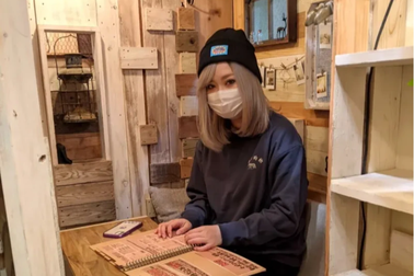 Người đàn ông mở quán cà phê chỉ tiếp… người tiêu cực