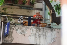 Đường phố náo loạn vì nam thanh niên gào thét dọa nhảy lầu