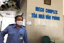 Nhân chứng kể lại vụ giám đốc và nhân viên rơi xuống sảnh chung cư