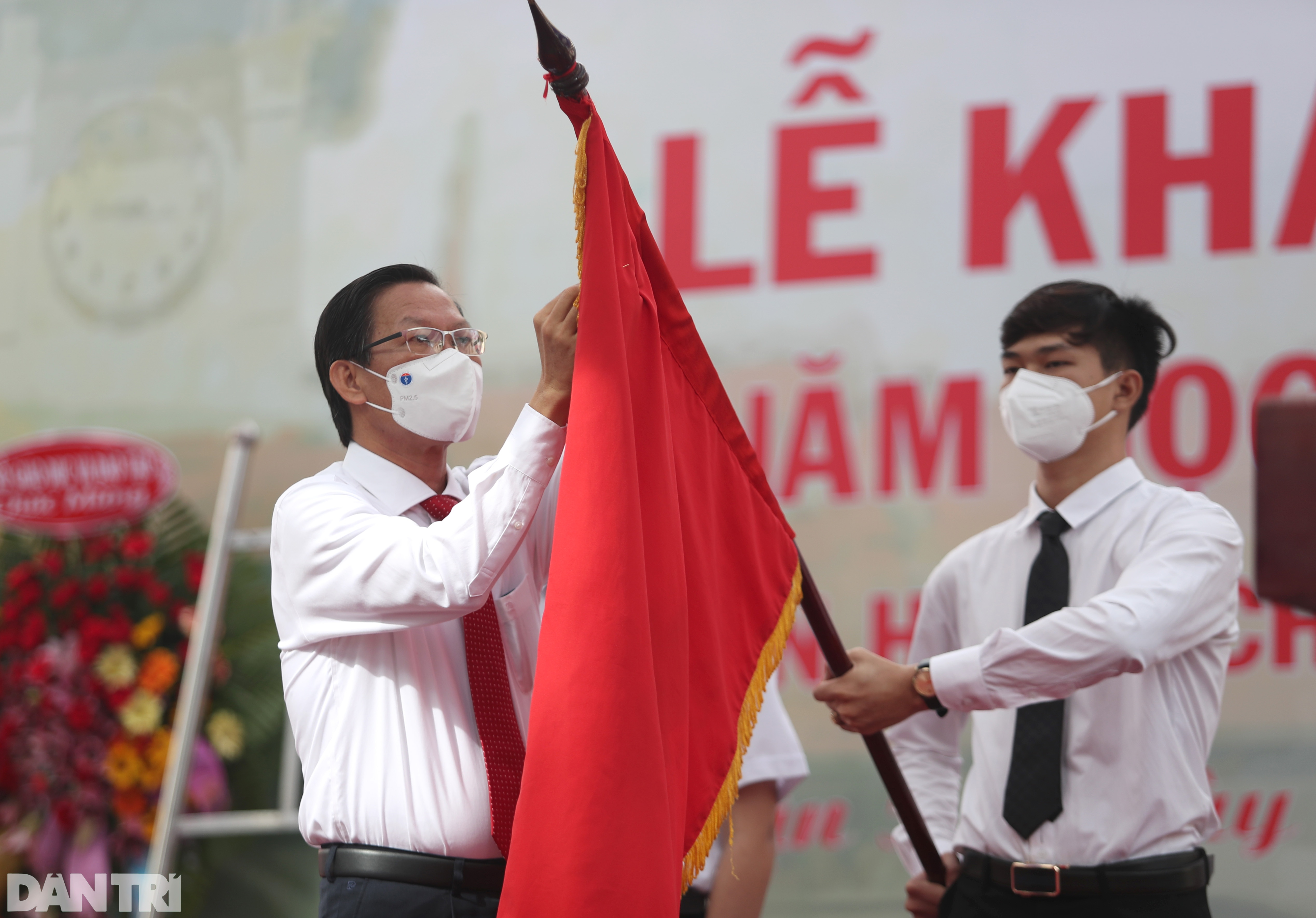 Lãnh đạo, thầy trò ở TPHCM mặc niệm nạn nhân Covid-19 tại Lễ khai giảng - 7 Lãnh đạo, thầy trò ở TPHCM mặc niệm nạn nhân Covid-19 tại Lễ khai giảng - 7