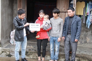 Người đàn ông mắc "bệnh lạ" bị ăn mòn xương não được bạn đọc giúp đỡ hơn 42 triệu đồng