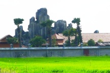 Kiểm tra ngọn núi nhân tạo mọc lên bất thường giữa đồng ruộng