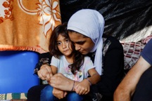 Chiếc vòng đặc biệt trên cổ tay các gia đình Gaza giữa "mưa" hỏa lực