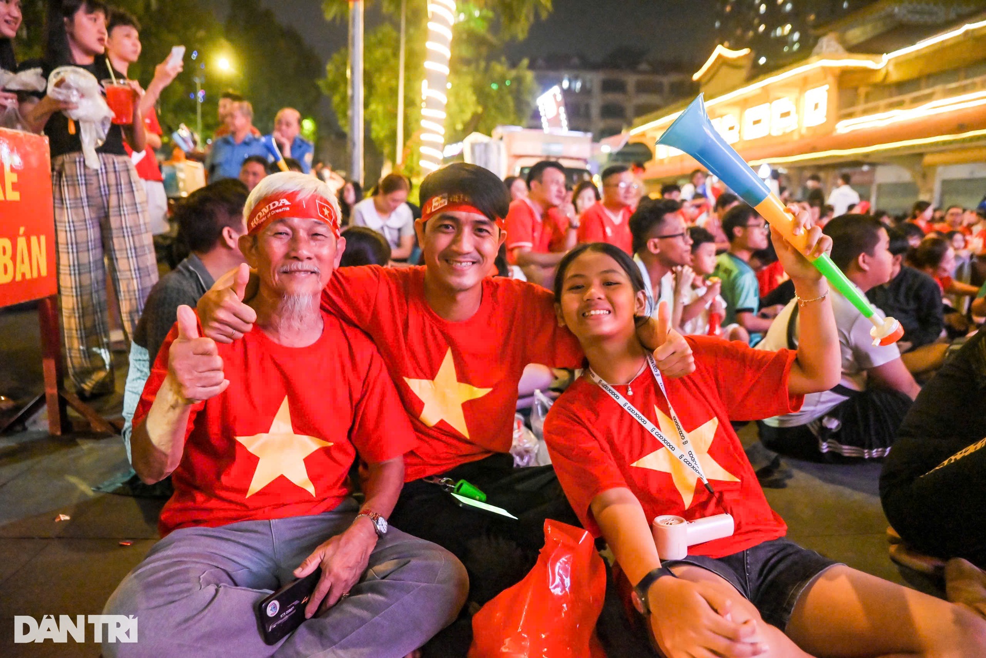 Không khí hàng triệu người hâm mộ cả nước cuồng nhiệt cổ vũ tuyển Việt Nam - 4 Không khí hàng triệu người hâm mộ cả nước cuồng nhiệt cổ vũ tuyển Việt Nam - 4