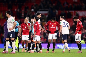 Roy Keane chỉ trích hàng phòng ngự tệ hại của Man Utd