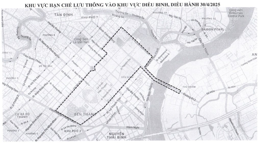 Người dân đổ về trung tâm TPHCM xem hợp luyện diễu binh đại lễ 30/4 - 4 Người dân đổ về trung tâm TPHCM xem hợp luyện diễu binh đại lễ 30/4 - 4