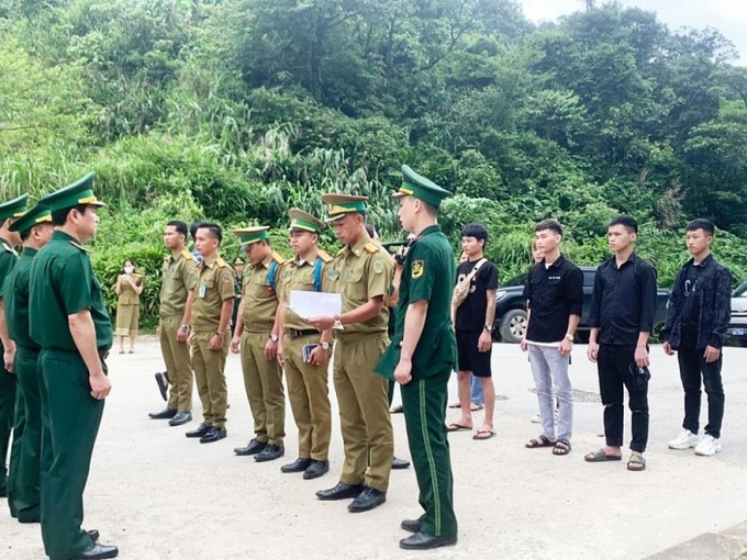 Lực lượng chức năng 2 nước Việt Nam và Lào thực hiện trao trả các công dân Việt Nam được giải cứu từ các vụ án buôn bán người. (Ảnh: Biên phòng Hà Tĩnh)