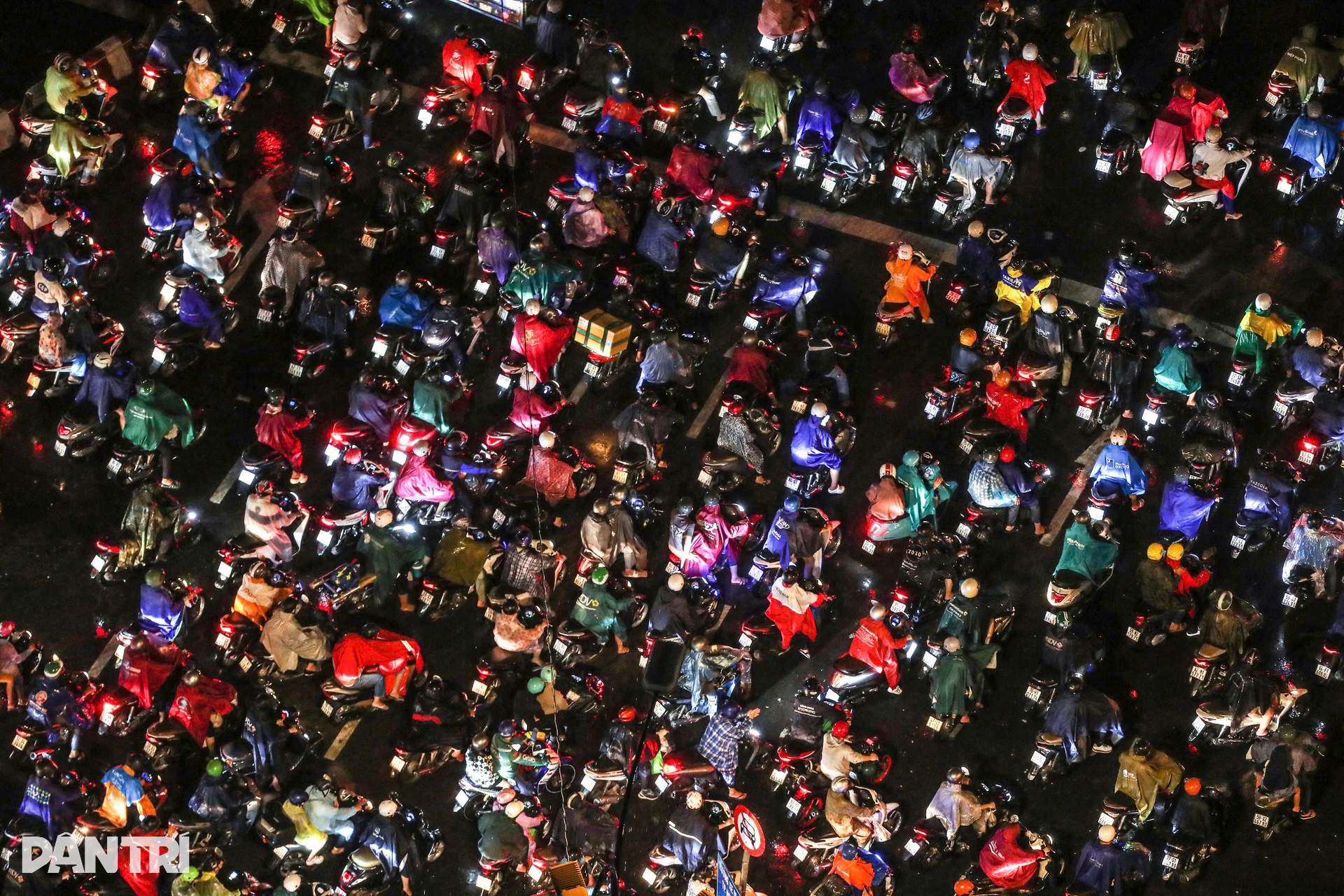 Giao thông tê liệt sau cơn mưa lớn ở TPHCM - 10 Giao thông tê liệt sau cơn mưa lớn ở TPHCM - 10