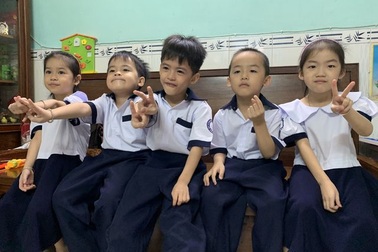 Những đứa trẻ ca sinh 5 đầu tiên ở Việt Nam trong lễ khai giảng vào lớp 1