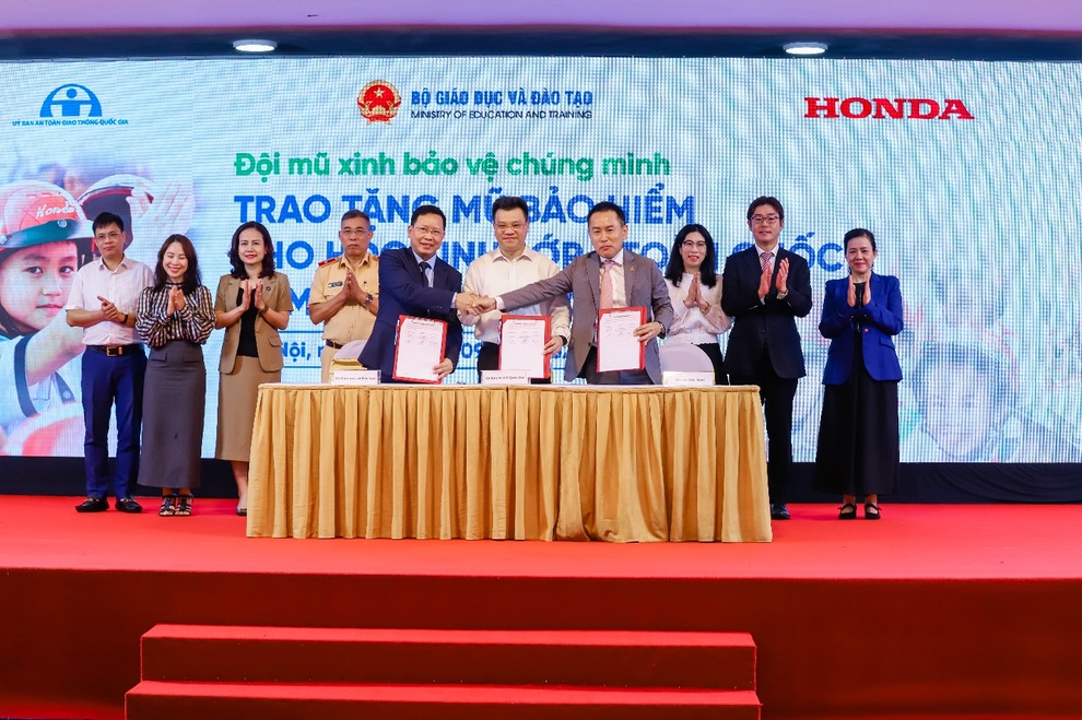 Honda Việt Nam trao hơn 1,7 triệu mũ bảo hiểm cho học sinh lớp 1 toàn quốc - 1 Honda Việt Nam trao hơn 1,7 triệu mũ bảo hiểm cho học sinh lớp 1 toàn quốc - 1